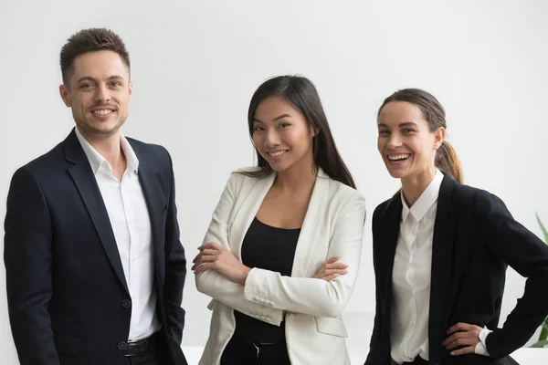 Millennial sorridente multi-etnico ufficio professionisti guardando — Foto Stock