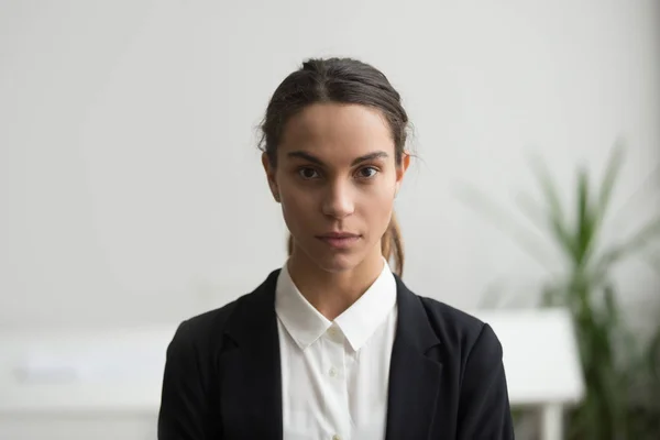 Ernsthafte junge Geschäftsfrau blickt in die Kamera, Kopfschuss — Stockfoto