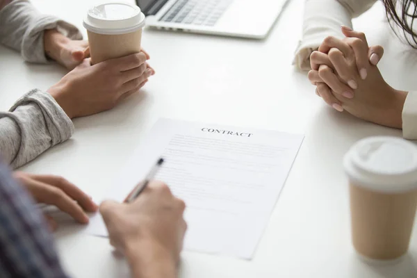 El hombre pone la firma en el contrato, los clientes firman el concepto de documento , — Foto de Stock