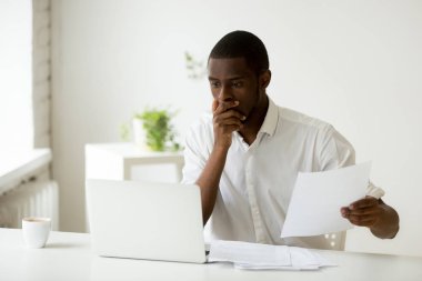 Dizüstü bilgisayar işlem hatası tanık endişeli siyah işçi