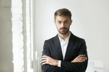Portre, kendinden emin beyaz kameraya poz Ceo