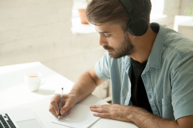 İşçi alma belirterek webinar izlerken Kulaklığımda konsantre