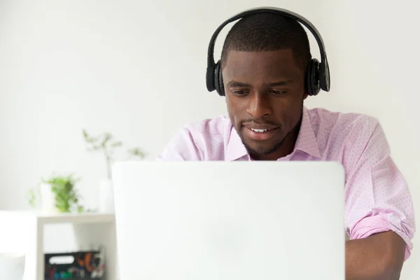 Happy African American assistindo webinar no laptop no escritório — Fotografia de Stock