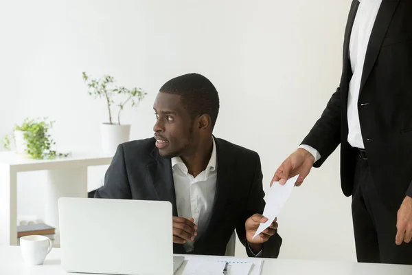 Arbeidstaker som gir bestikkelse til kollega – stockfoto