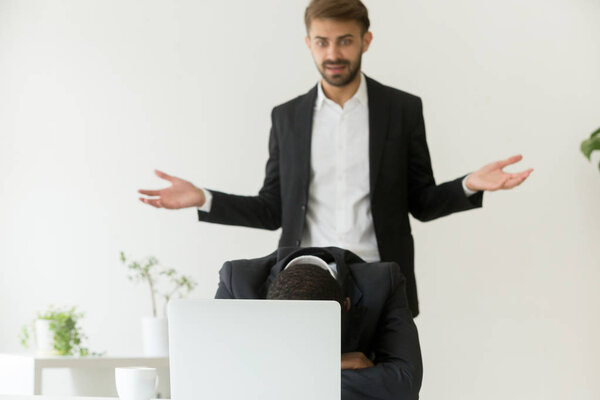 Шокированный работодатель наблюдает, как подчиненный спит на рабочем месте
