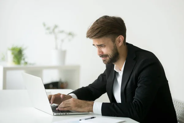 Empresario estresado preocupado por la crisis financiera de la empresa — Foto de Stock