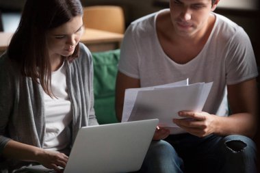 Ciddi bin yıllık çift evde laptop online fatura ödeme