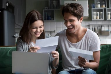 Mutlu genç çift iyi haber mektup okuyarak heyecanlı
