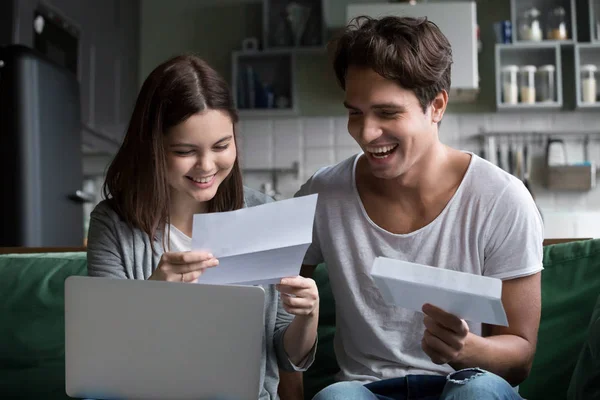 Happy young couple excited by reading good news in letter — Stock Photo, Image