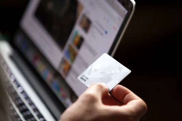 Męskiej ręki trzymającej, płacąc kartą kredytową online, wewnętrzny widok — Zdjęcie stockowe