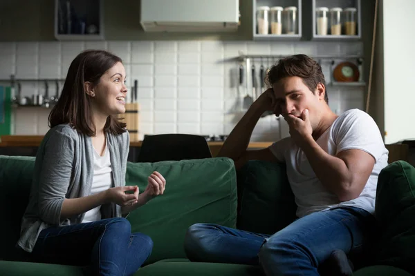 Молодой муж зевает надоело слушать взволнованную жену та — стоковое фото