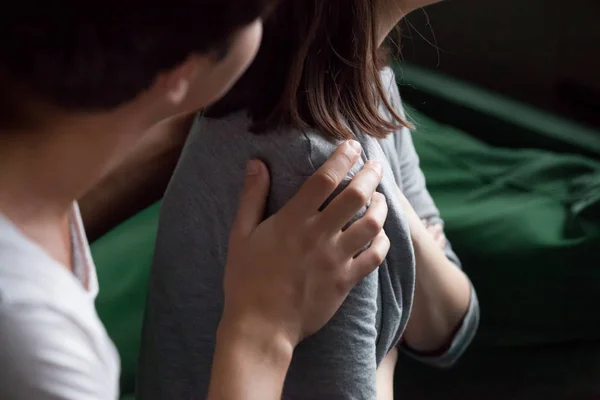Ajudando a mão masculina segurando ombro feminino close-up, psicológico — Fotografia de Stock