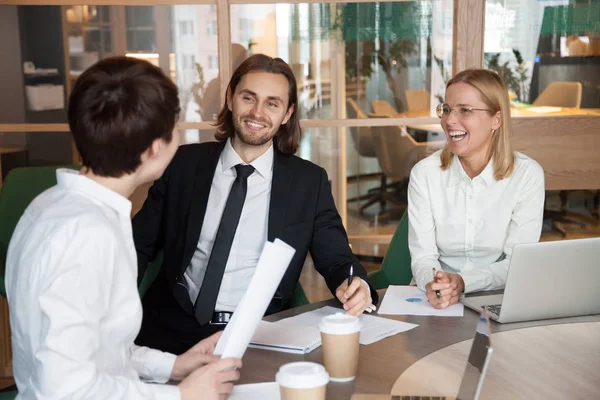 Socios teniendo una conversación amistosa riendo durante el negocio m — Foto de Stock