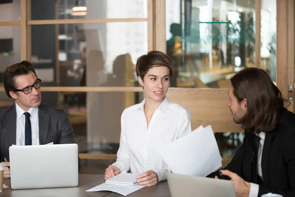 Zakelijke partners onderhandelen tijdens vergadering in bestuurskamer — Stockfoto