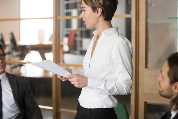 Vrouwelijke team leider voorstellende projectplan naar collega's bij voldoen aan — Stockfoto