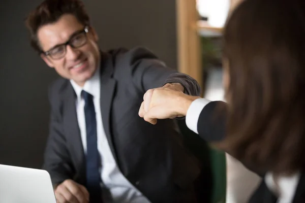 Collega's geven vuisten hobbel vieren gedeelde business bereiken — Stockfoto