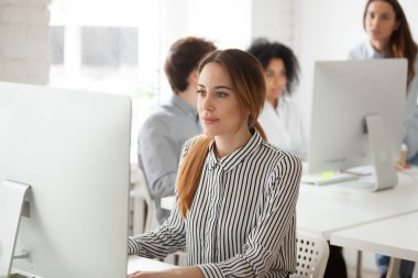 Bilgisayarda Office çalışan çekici kadın işçi