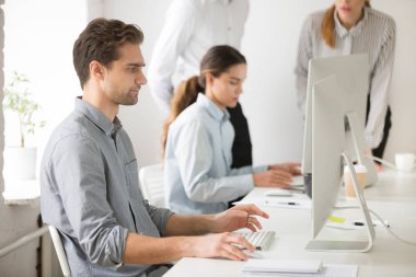 Erkek işçi iş haber online okuma odaklı