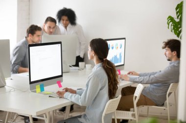 Kadın işçi pc iş e-posta yazma odaklı