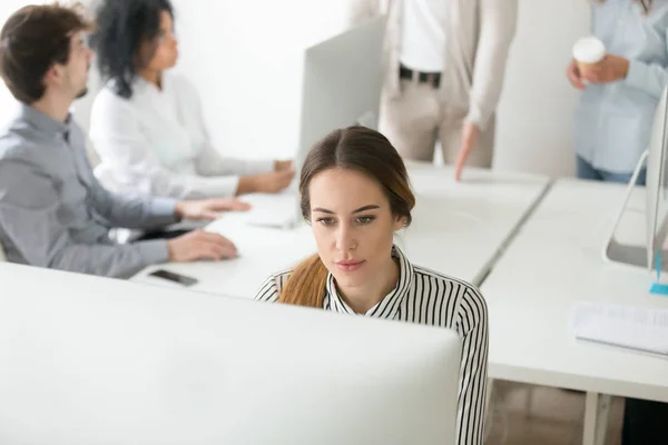 Kadın çalışma bilgisayar şirket toplantı sırasında yoğunlaşmıştır. — Stok fotoğraf