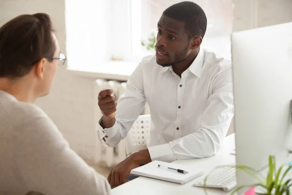 Mentor afroamericano explicando nueva idea al empleo caucásico — Foto de Stock