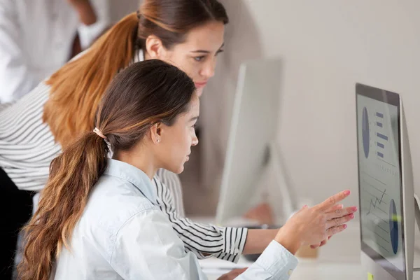 Female Mentor Helping Young Employee Financial Statistics Consulting Business Issues — Stock Photo, Image