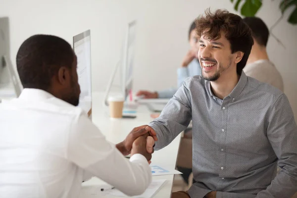 Negro solicitante handshaking sonriendo caucásico empleador agradeciendo — Foto de Stock