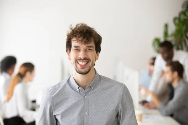 Portrait of smiling male employee posing looking at camera — Stock Photo, Image