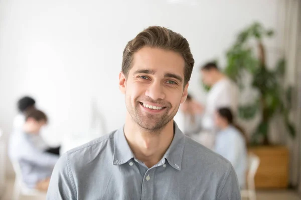 Portrait de souriant travailleur caucasien posant en regardant la caméra — Photo