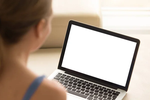 モックアップ空白の画面を持つノート パソコンを見てカジュアルな女性. — ストック写真