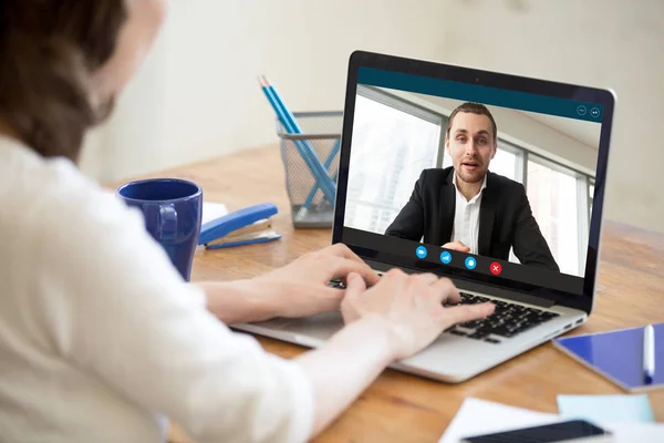 Femme d'affaires faisant appel vidéo à un partenaire d'affaires en utilisant un ordinateur portable Images De Stock Libres De Droits