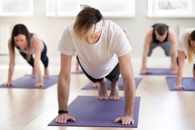 Tahta poz sportif delikanlı