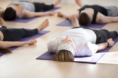 Savasana'dan poz sportif gençlerin grup