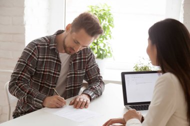 Erkek çalışan başarılı anlaşma belgelerin imzalanması