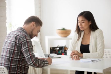 Erkek iş aday sonra başarılı alan iş sözleşmesi imzalama