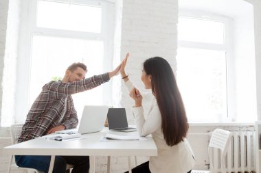 Yüksek beş kutlama veren arkadaşları gülümseyerek başarı paylaşılan