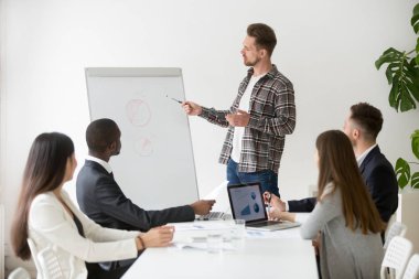 Yapım tanıtımı flipchart toplantı sırasında erkek hoparlör