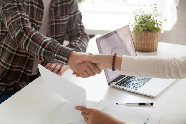 Close up of businesswoman handshaking male job applicant — Stock Photo, Image