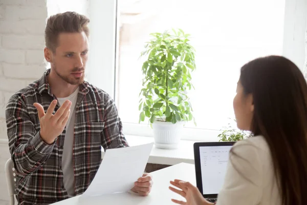 Dissatisfied employee expressing disagreement on work contract — Stock Photo, Image