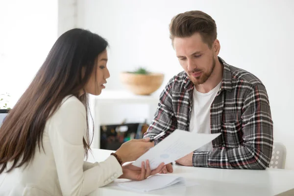 Female mentor coaching male employee on financial issues — Stock Photo, Image