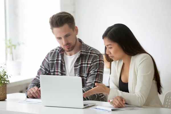 Diverse colleagues discussing working together at laptops — Stock Photo, Image