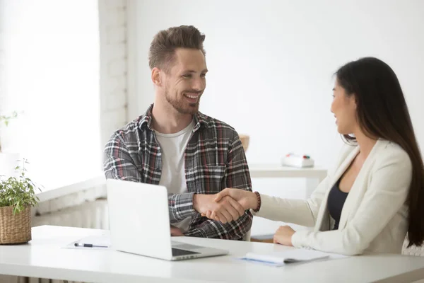 Sonrientes colegas apretón de manos después de una cooperación exitosa — Foto de Stock