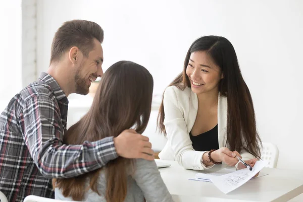 Smiling real estate agent talking to couple buying home together — Stock Photo, Image