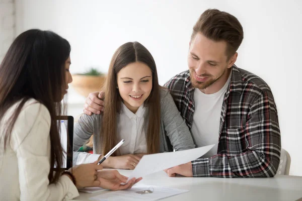 Female realtor consulting millennial spouse on property buying — Stock Photo, Image