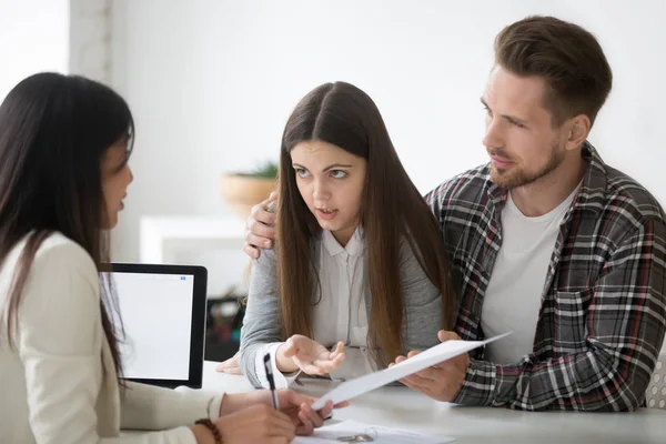 Unga makar med tvist om fastighetsköpet med fastighetsmäklare — Stockfoto