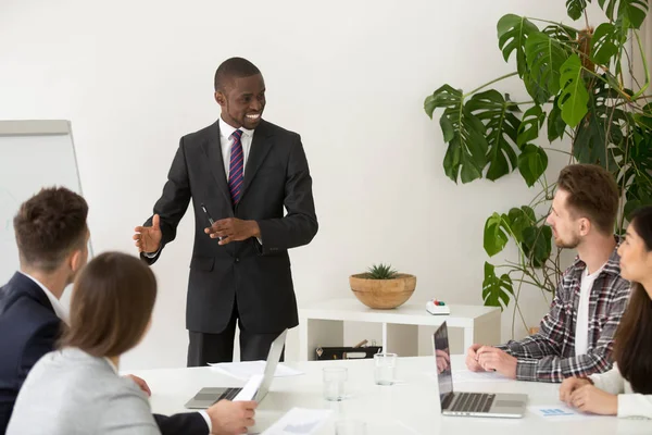 Svart coach mentorskap olika arbetsgrupp göra presentation — Stockfoto