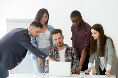 Birlikte laptop toplantı sırasında çalışma çeşitli iş takım
