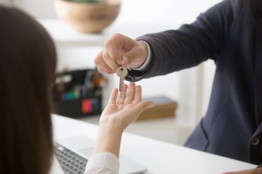 Emlakçı kadın alıcı ilk ev satın alma için yeni ev anahtarları veren, yakın çekim, daire, Emlak emlakçı istemci kiralama potansiyel kiracı ile yapım anlaşma komisyoncu.