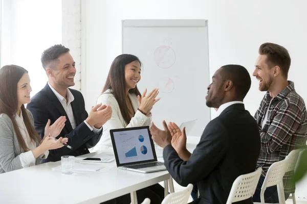 Emocionado equipo diverso aplaudiendo la celebración de la meta compartida lograr — Foto de Stock