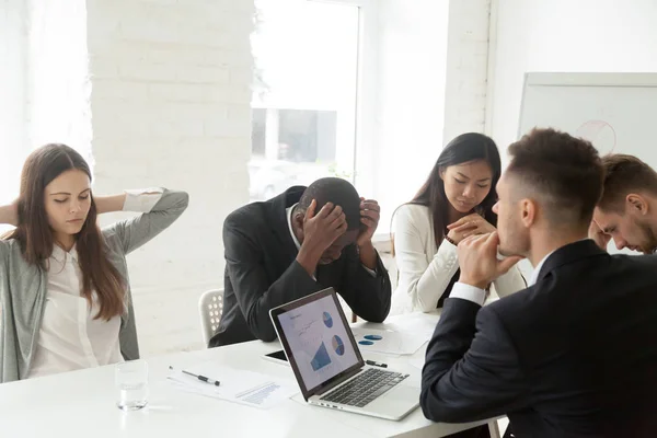 Los colegas molestos se sienten mal debido a las noticias de bancarrota de la compañía — Foto de Stock